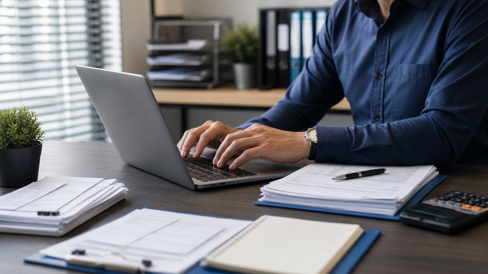 Pessoa usando notebook em mesa de trabalho para acompanhar processos digitais